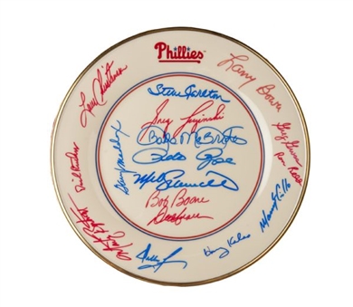 1980 Philadelphia Phillies Collectors Plate Signed By 17 Including Harry Kalas, Mike Schmidt, Steve Carlton & Pete Rose